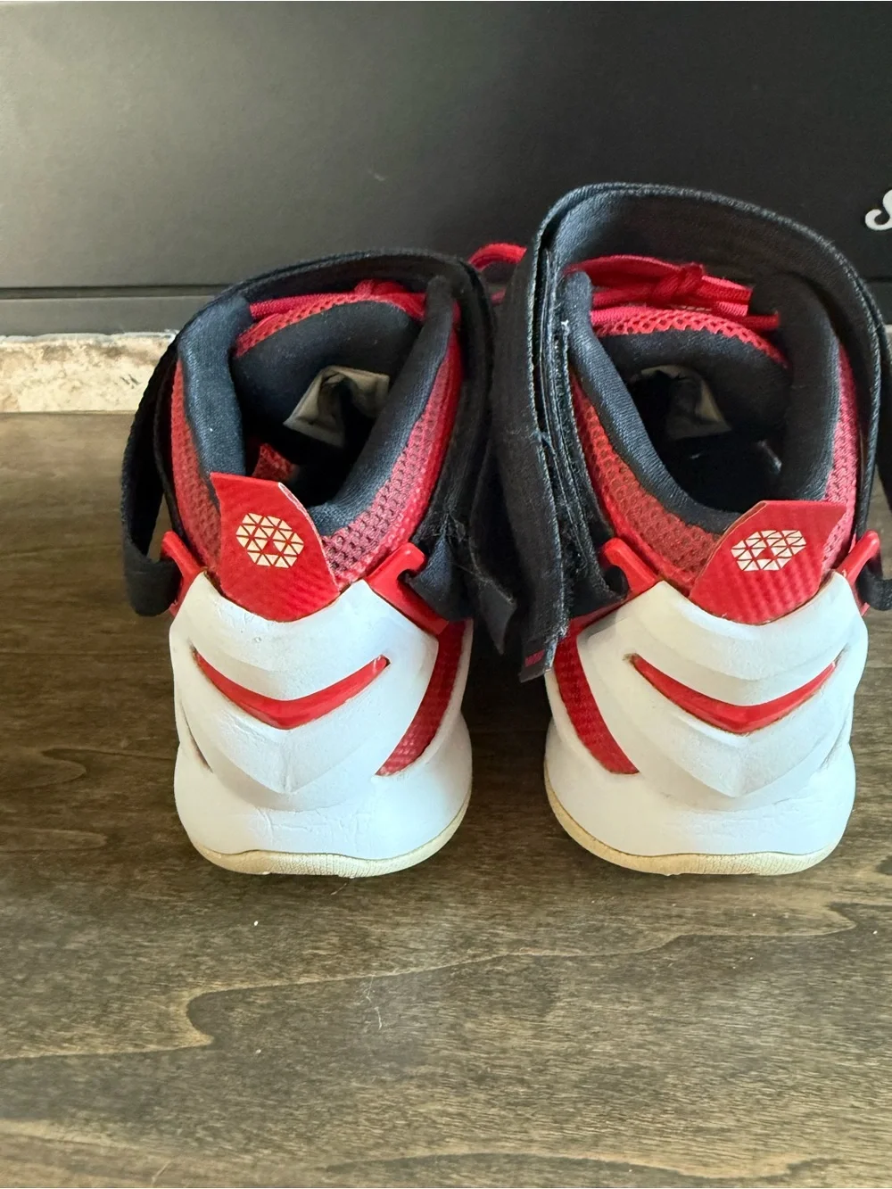 Nike LeBron Soldier 9 GS Basketball Sneaker Red Black White 6.5Y 776471-606